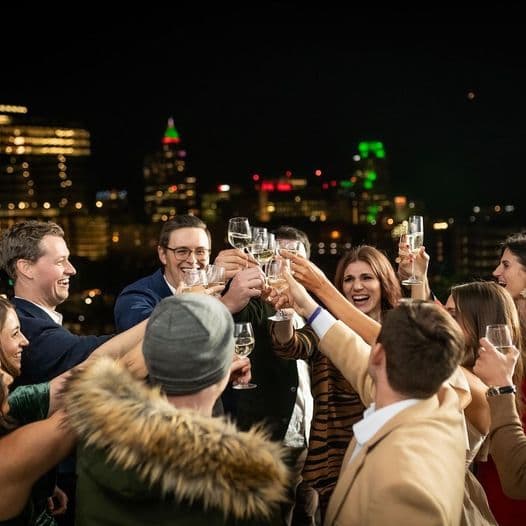 <b><a href="https://www.thewillardraleigh.com/happenings/new-years-eve/">New Year's Eve at The Willard Rooftop</a></b>. Recibe el 2023 con vistas espectaculares del horizonte de Raleigh y fuegos artificiales cuando el reloj marca la medianoche. Este evento con boleto contará con un buffet de inspiración estadounidense, dos barras completas, música en vivo y pista de baile con Peter Lamb & the Wolves, obsequios para la fiesta y un brindis con champán a la medianoche.