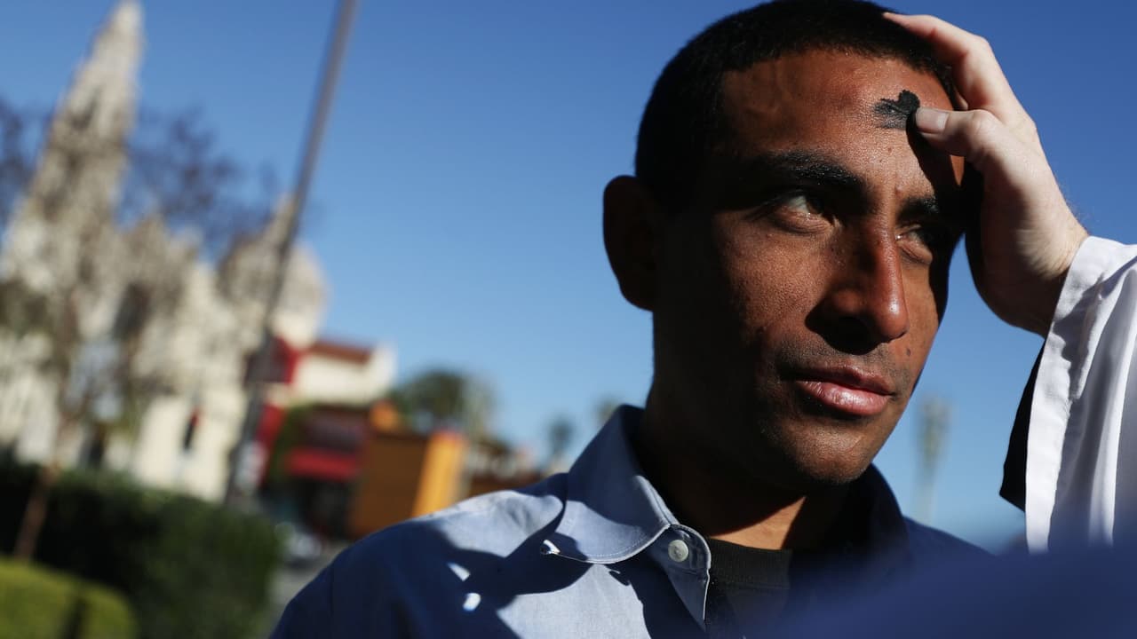 Reciben bendición del Miércoles de Ceniza en bolsitas para evitar al coronavirus en Los Ángeles