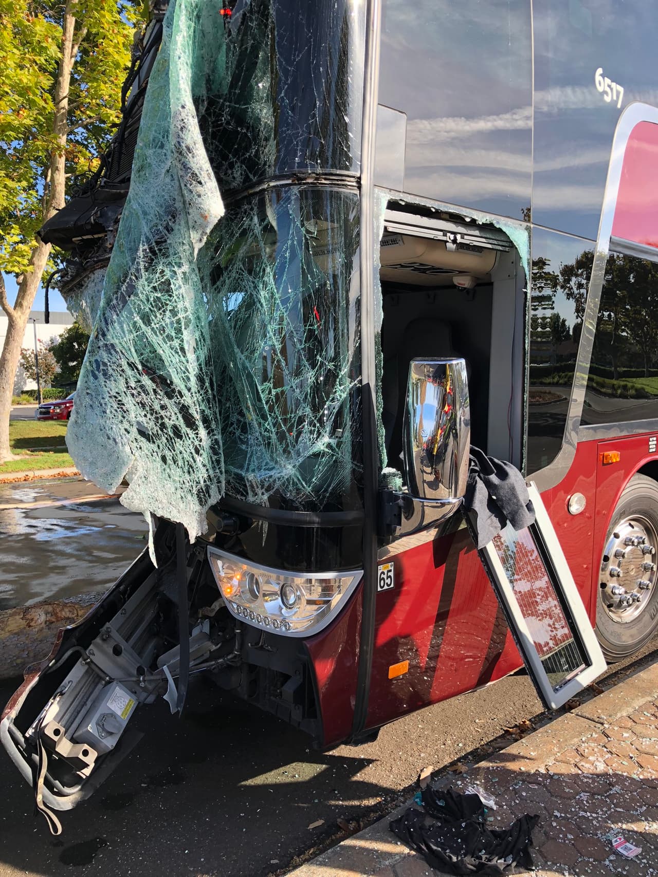 Los bomberos sacaron al conductor de un autobús por la ventana con ayuda de herramientas. 
<br>