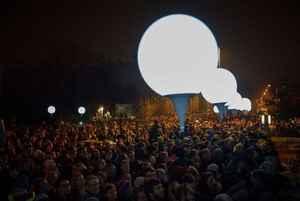 La gente se reunió para ver la iluminación en el puente de Gleimbruecke en Boesebruecke.