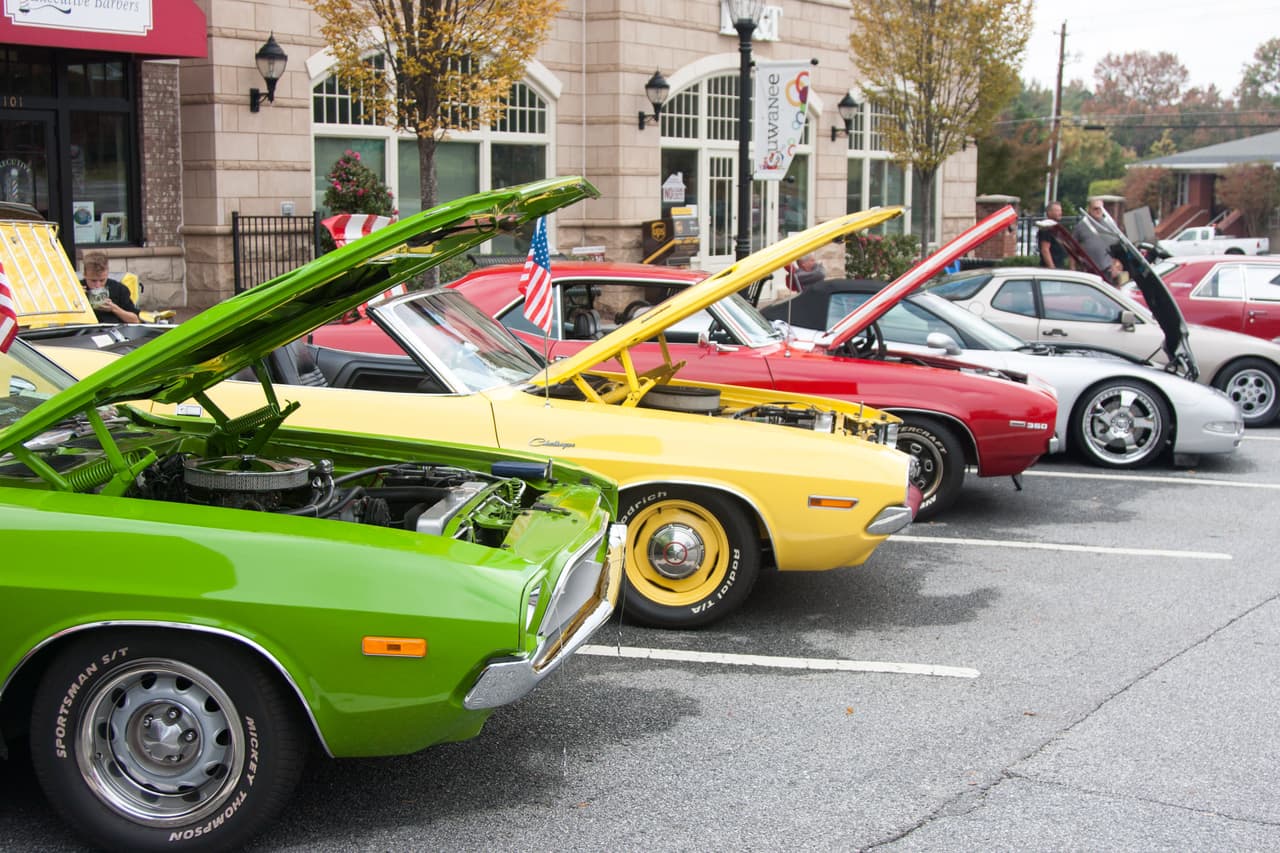 <b><a href="https://www.suwaneeartscenter.org/classic-car-show" target="_blank">Suwanee Classic Car Show (7 de noviembre)</a></b>: Aprecia la belleza de 175 autos clásicos, escucha música y participa en sorteos en el Suwanee Town Center Park. Entrada gratis.