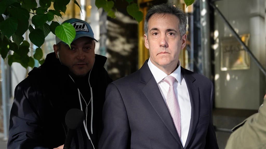 Michael Cohen sale de su edificio de apartamentos de camino a la corte penal de Manhattan, el lunes 13 de mayo de 2024, en Nueva York.