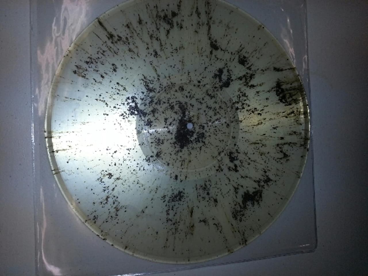 “Me topé con unos científicos americanos que están viendo la manera de extraer el ADN y purificarlo con partículas de sílica. Así que, básicamente le pondremos al vinilo no solo voz y memorias, también ADN, con sus cenizas”. ¡Vaya genialidad!