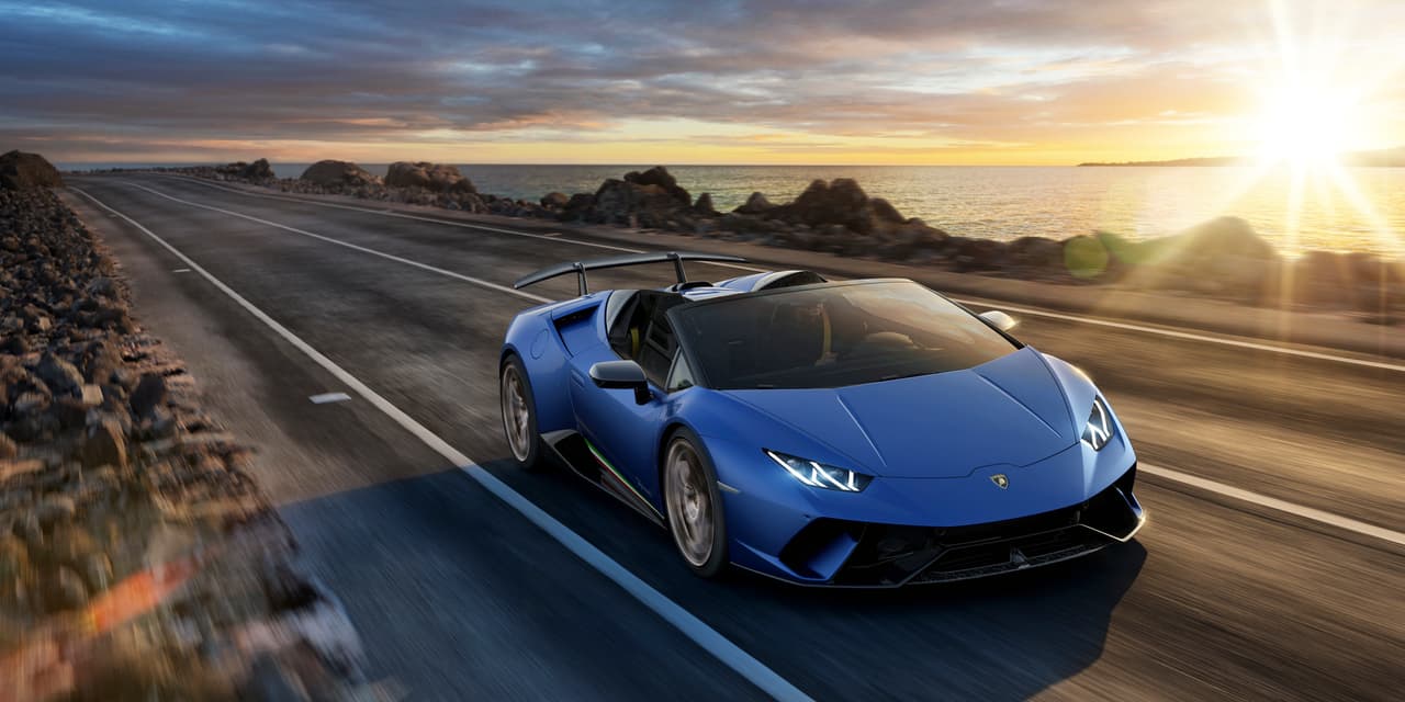 El Lamborghini Huracán Performante Spyder utiliza fibra de carbón generosamente en su estructura, lo que reduce su peso en 77 libras (35 kilos) comparado con el Huracán Spyder regular. Sin embargo, su peso total de 3,222 libras (1,507 kilos) supera al del 
<a href="https://www.univision.com/noticias/lamborghini/fotos-del-lamborghini-huracan-performante-fotos" target="_blank">Huracán Performante</a>.