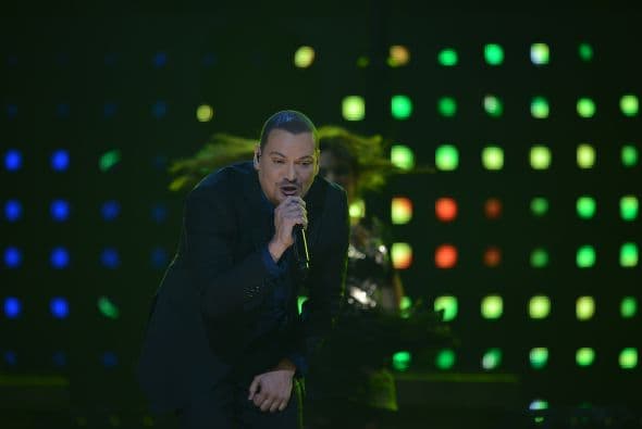 El salsero hizo una canción especial para la apertura del show a ritmo de salsa y con su tema puso a bailar a todos esta noche.