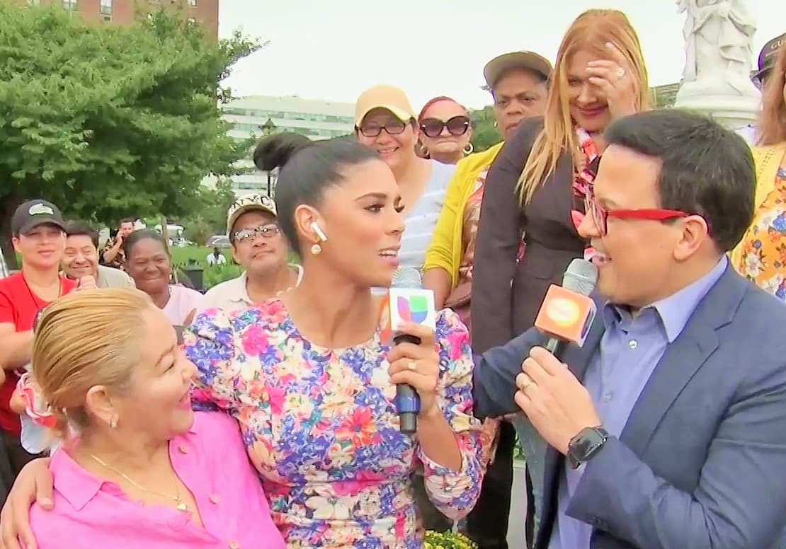 Nuestra conductora contó en vivo que justo en ese parque, en el que esta mañana transmitieron Despierta América, ella se sentaba a llorar cuando no le iba bien en su primer trabajo, el cual consistía en vender ollas casa por casa.