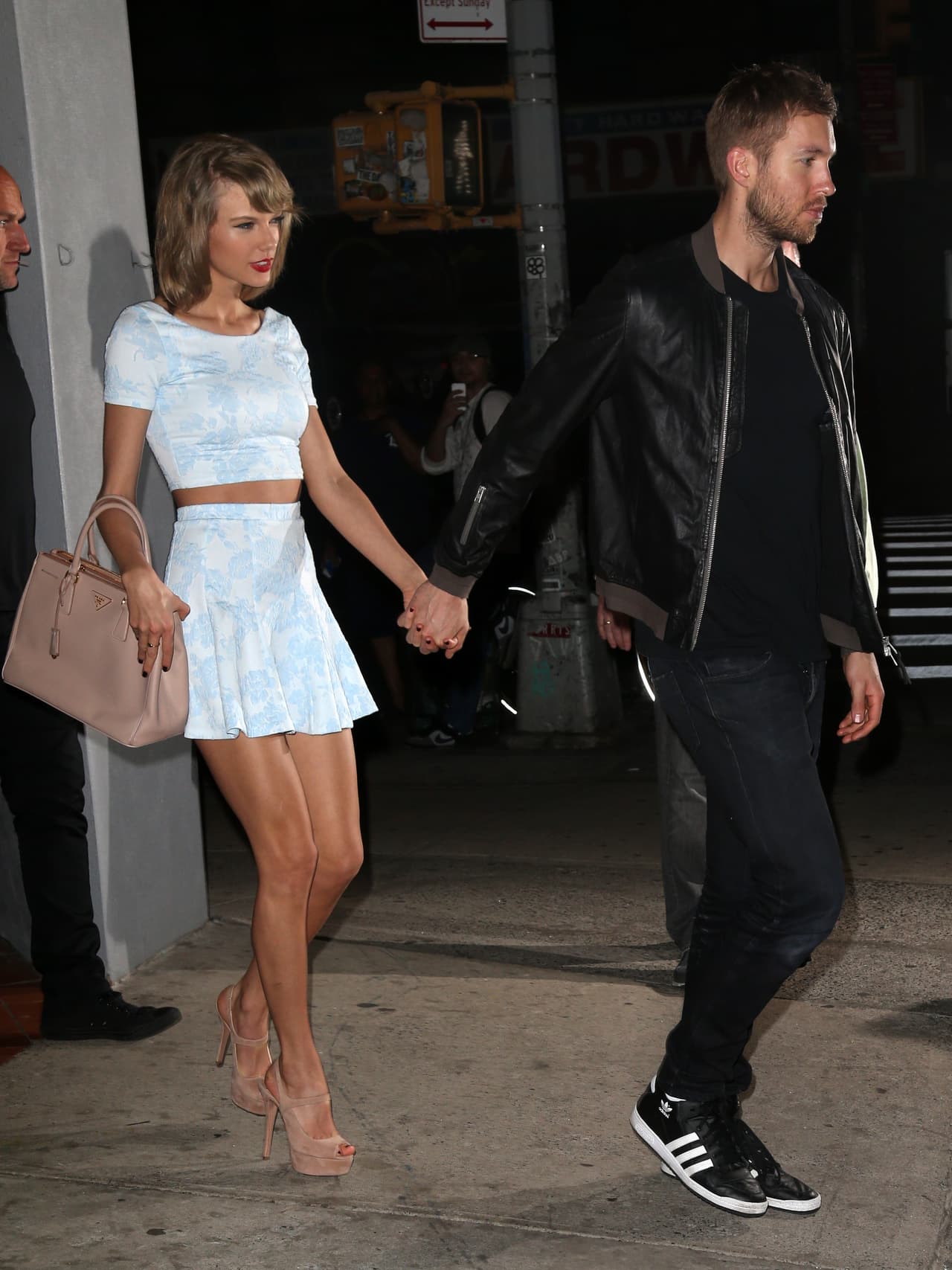 Al salir del lugar, los fotógrafos los captaron tomados de la mano.