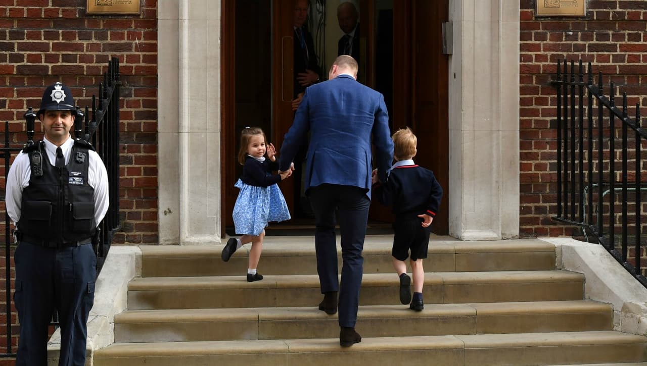A diferencia de su hermano, de 4 años y quien lució algo más tímido, la princesa apareció con seguridad y picardía, como diciendo “hola, hoy hacemos historia”.