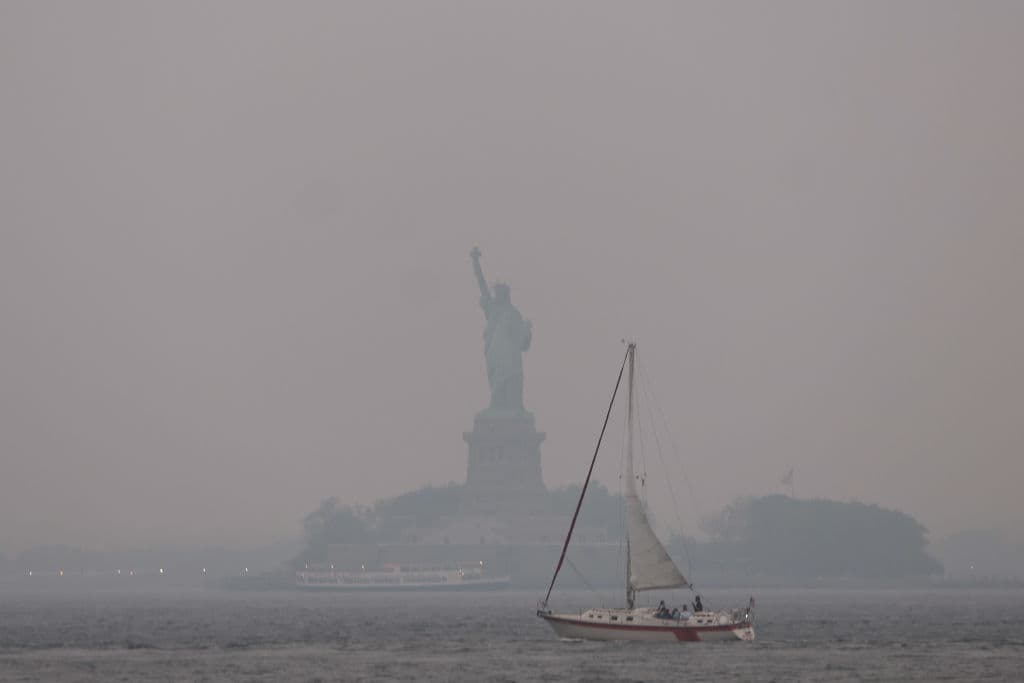 Así se veía la Estatua de la Libertad este martes, en medio de la bruma provocada por el humo de los incendios en Canadá.