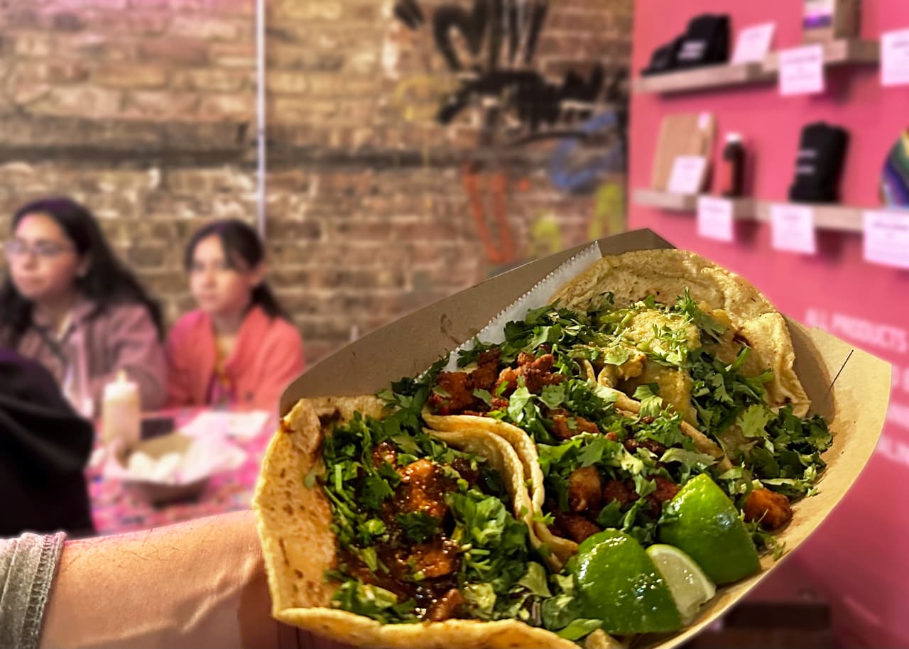<b>Defendiendo la sazón de Guerrero </b>| Pilsen
<br>Rubi’s Tacos
<br>1316 W 18th St. Chicago, IL 60608
<br>(773) 318-9526
<br>Lun. - Miér. Cerrado 
<br>Jue. - Vier. 11am-5pm 
<br>Sáb. 10 am-pm 
<br>Dom. 9am- 5pm 
<br>Tipo de pago: Efectivo y tarjeta
<br>
<a href="https://rubischicago.square.site/">rubischicago.square.site</a>
<br>
<br>En Rubi’s, la comida y la música van de la mano—salsa picante y salsa para bailar. 
<br>
<br>Todo comenzó en 1991 cuando la suegra de María Guadalupe Landa, Basilisa Díaz, empezó a vender tacos y quesadillas en el Mercado de la Calle Maxwell en el South Loop. El negocio se lo pasó a Landa y su esposo, Gilberto Ramírez, quienes lo mantuvieron popular por 23 años hasta la llegada de la pandemia. Recientemente se han mudado a Pilsen. 
<br>
<br>Desde las mesas y sus manteles hasta el papel picado, la atmósfera de este negocio familiar lo traslada a uno a los mercados de México. No tienen camareros, así que uno ordena su comida con la cajera y elige donde sentarse, o espera su pedido si es para llevar. 
<br>
<br>Con una variedad de 16 diferentes tacos, ¿qué es lo que hace que sobresalgan? “Todas las tortillas son hechas a mano y todos los guisados son frescos, yo soy quien cocinó. Y lo hacemos con mucho cariño, como si fuera comida para nosotros, la familia, nada comercial”, dice Doña María Guadalupe, la dueña. 
<br>
<br>Probé tres tacos: chicharrón en salsa verde, al pastor, y puerco en mole rojo. Sin duda alguna, siendo de Guerrero, mi favorito fue el de mole rojo porque sentí que estaba en una fiesta familiar. Ese taco hizo que mi paladar ¡quisiera volver a Guerrero! 
<br>
<br>Los acompañé con un agua de Jamaica con fresas, pero para la próxima probaré la horchata con chocolate Abuelita. Pero no dejen de pedir el taco de mole rojo.
<br>
<b>—Citlalli Magali Sotelo</b>