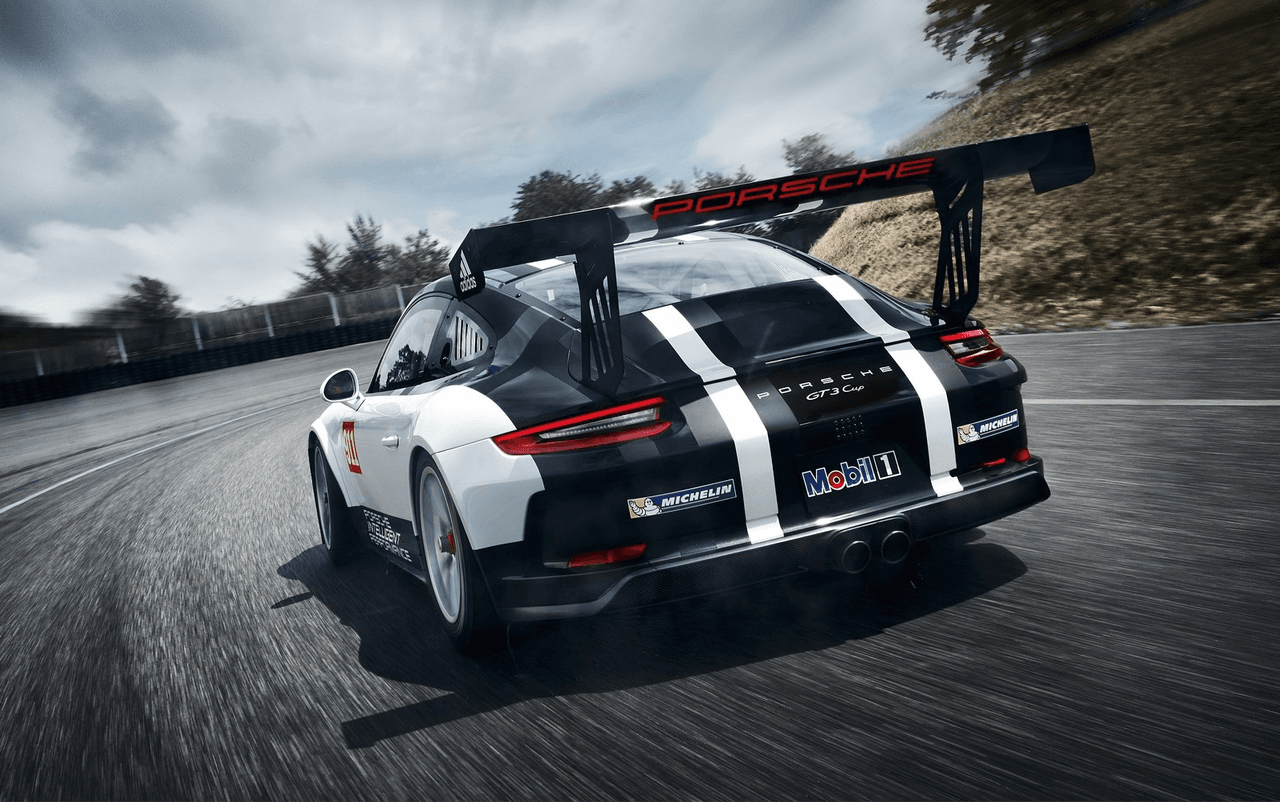 El 911 GT3 Cup conserva los neumáticos de 270 mm (10 pulgadas) en el eje delantero y 310 mm (12.20 pulgadas) en el trasero, utilizados por su predecesor.