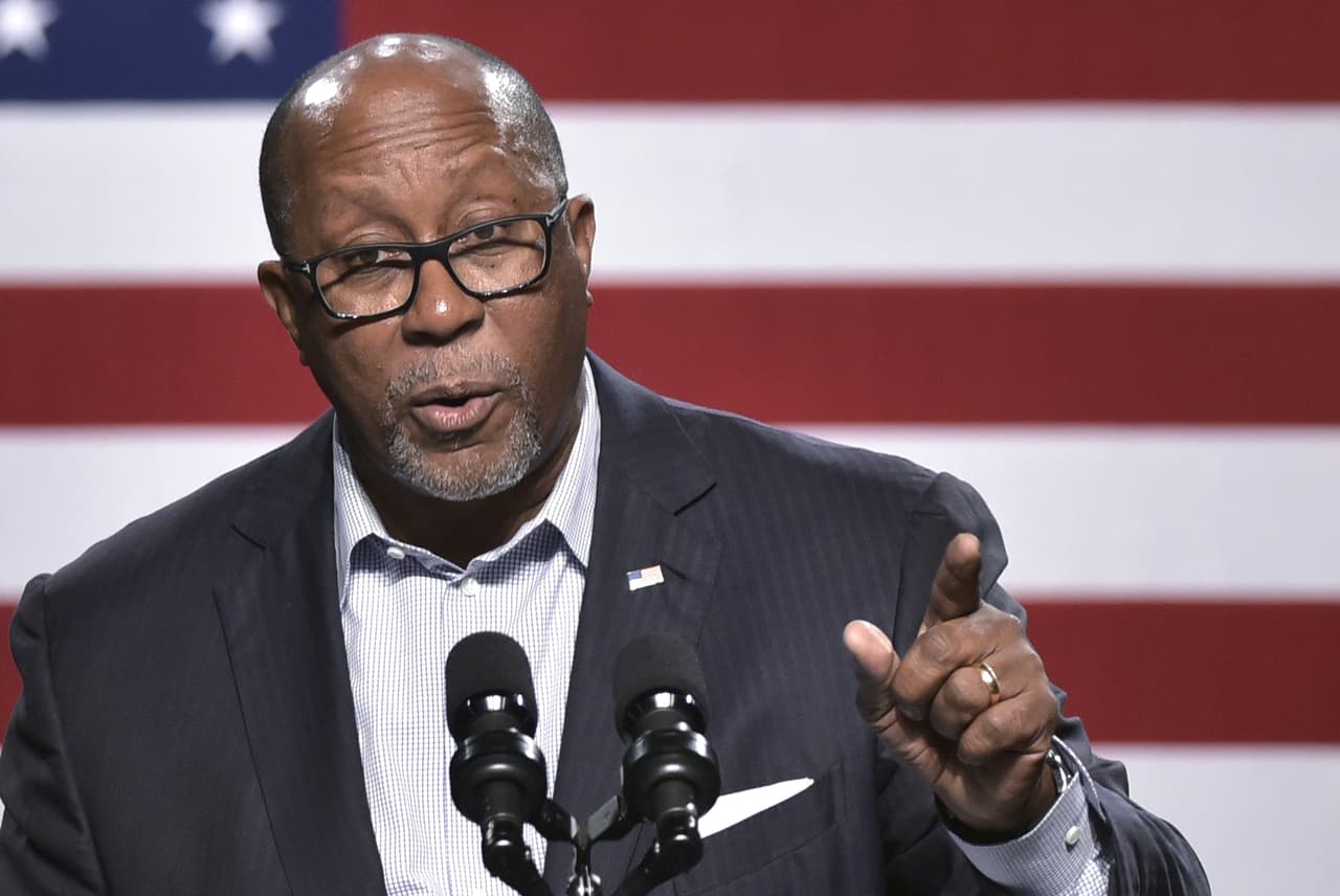 El exalcalde de Dallas, Ron Kirk, amigo personal de Kamala Harris, habló sobre las ventajas que la hoy candidata a la vicepresidencia de Estados Unidos ofrece a los votantes texanos. 
<br>
<br>"Es una gran elección. Es una buena fórmula", comentó Kirk, que ocupó la alcaldía de Dallas entre 1995 y 2002, al 
<i><a href="https://www.dallasnews.com/news/politics/2020/08/11/biden-selects-kamala-harris-as-vice-presidential-pick/" target="_blank">Dallas Morning News</a></i>. "Ella es de [la costa] oeste, ella ha ganado una elección estatal y ella defiende temas que importan a los texanos. Será una buena y fuerte compañera de fórmula para Joe Biden".