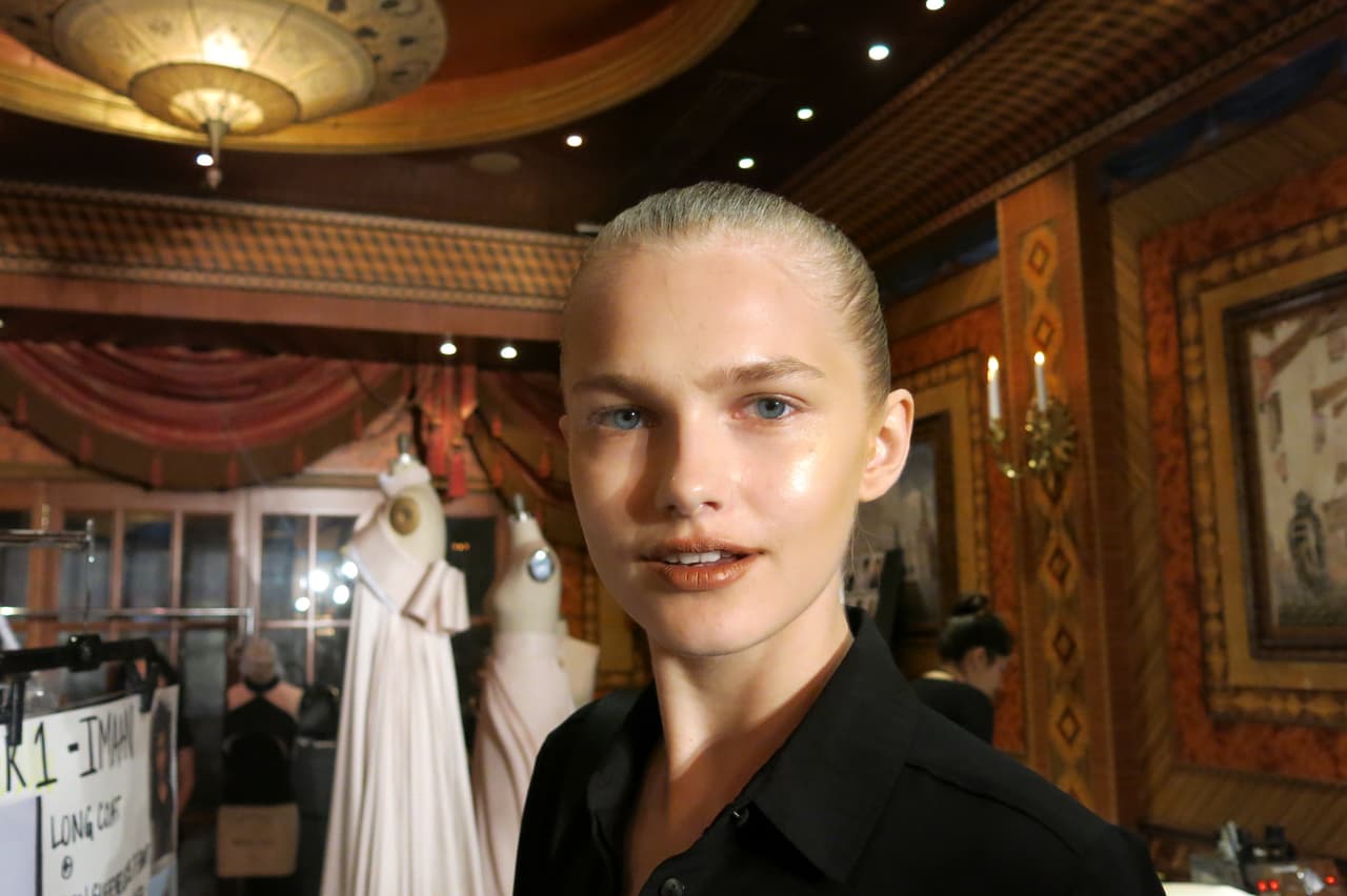 "El casting es fabuloso, las modelos se ven hermosas sin maquillaje y cuando les pones un poco de dorado se ven todavía más guapas. El maquillaje y el peinado tenía que ser elegantes”, afirma Tom Pecheux.
<br>