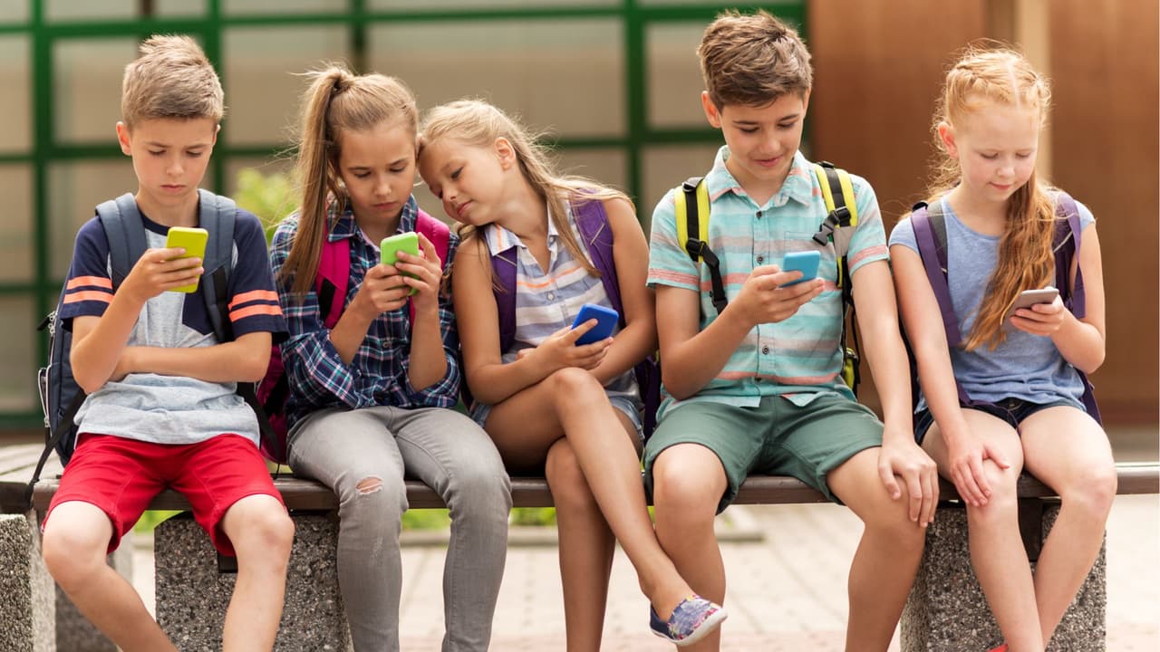 <h3 class="cms-H3-H3">¿Dónde está la ley ahora y qué podría pasar?</h3>
<br>En este momento, HB 515 está en revisión en el 
<a href="https://house.texas.gov/es" target="_blank">Comité de Educación Pública de la Cámara de Representantes de Texas</a>. Aún no ha sido votado, pero si se aprueba, 
<b>entraría en vigor para el año escolar 2025-2026</b>. Esto significa que, aunque aún falta tiempo, es un buen momento para
<b> empezar a pensar en cómo afectará a tu hijo y cómo puedes prepararte para cualquier cambio en la escuela.</b>