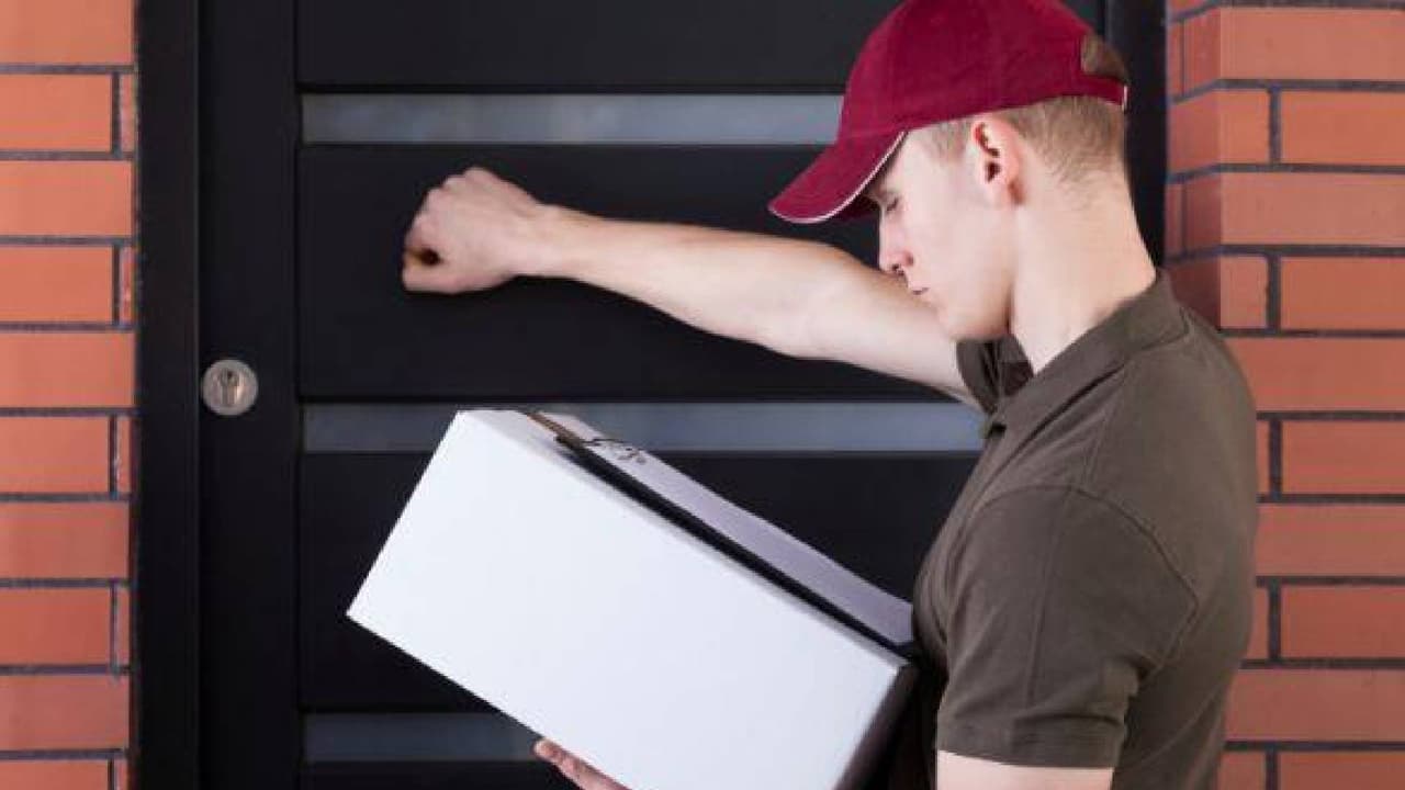 <b>Envía los paquetes a un destino seguro</b>
<br>Elige que tus paquetes sean enviados a tu trabajo, con algún vecino de confianza o algún buzón seguro. Algunas compañías de paquetería ofrecen la posibilidad de recoger los paquetes en alguna locación.