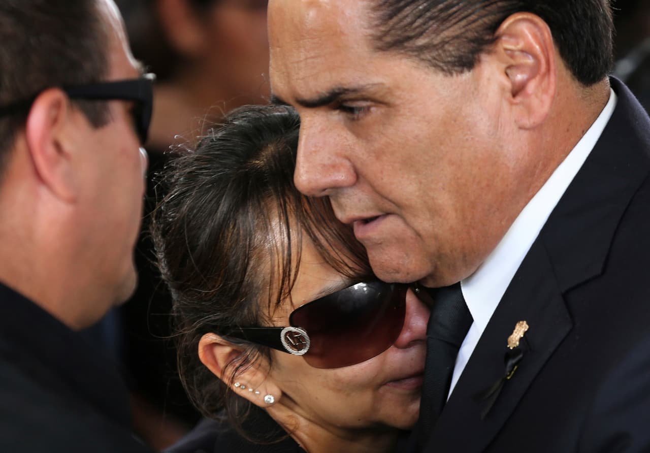 Durante un discurso, el gobernador de Michoacán, Silvano Aureoles, prometió que el crimen no quedaría impune y se comprometió a dar apoyo a las familias de los oficiales asesinados.
<br>