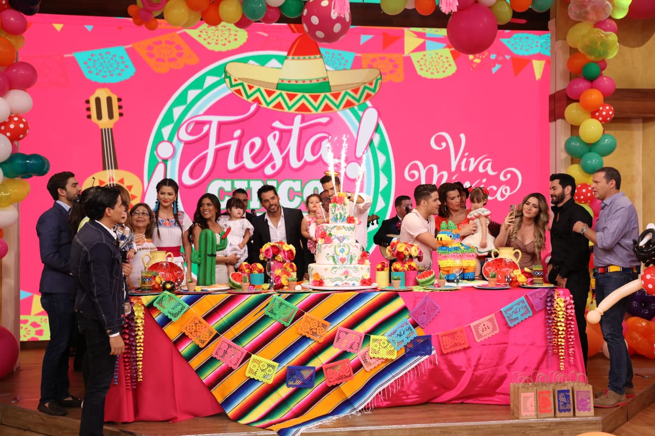 Todos los invitados y estrellas de Despierta América se colocaron alrededor del pastel para cantar las mañanitas.
