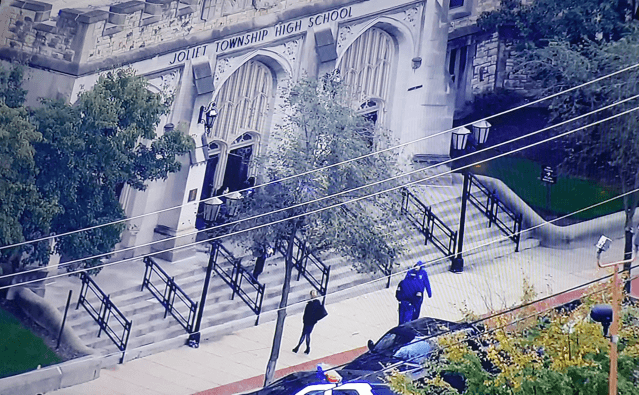 Estudiante bajo custodia por falso reporte de que alguien había llevado un arma a una escuela de Joliet