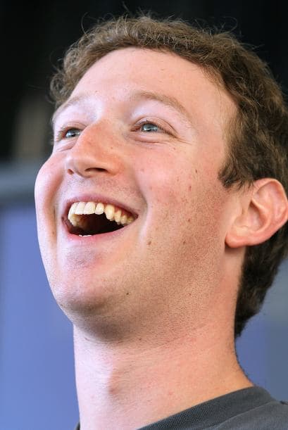 Miércoles. Marck Zuckerberg, el fundador de Facebook, fue declarado por la revista Time como el Personaje del Año, basándose en el voto de sus lectores, quienes dejaron en segundo lugar al fundador de WikiLeaks, Julian Assange.A través de su red social, Zuckerberg ha logrado conectar a más de 500 millones de personas, y con ello “cambiar la forma en que vivimos”, de acuerdo a lo dicho por la misma revista.