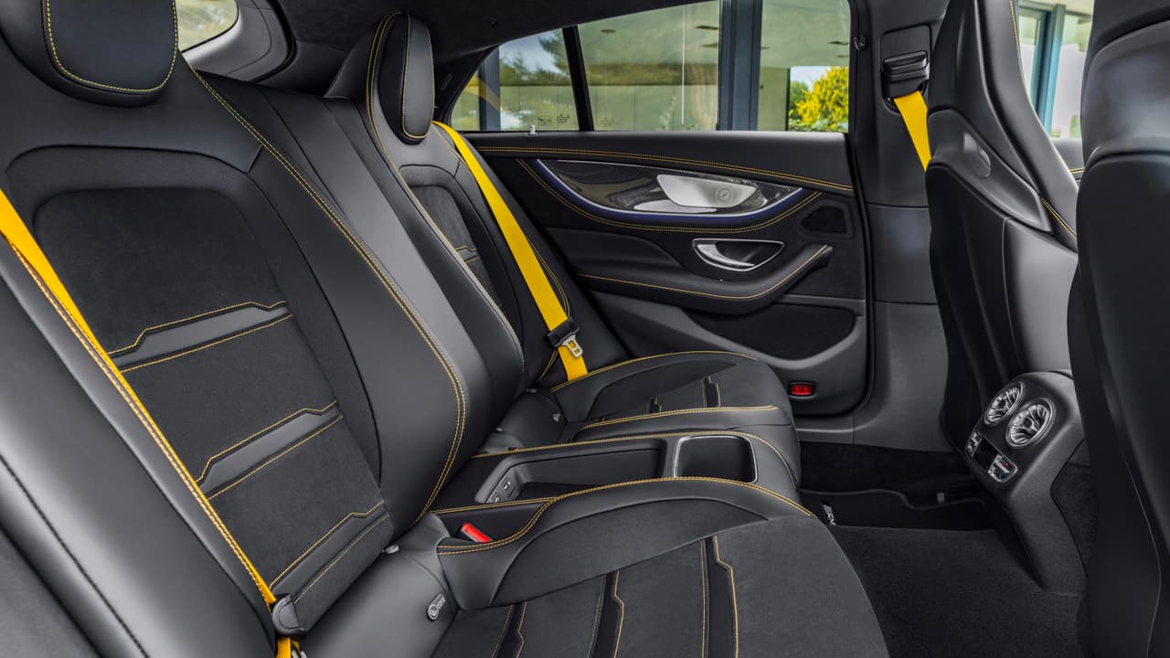 El asiento trasero es tan configurable como la primera fila. en esta caso vemos una configuración para solo dos pasajeros con un espacio central para almacenar objetos pequeños.