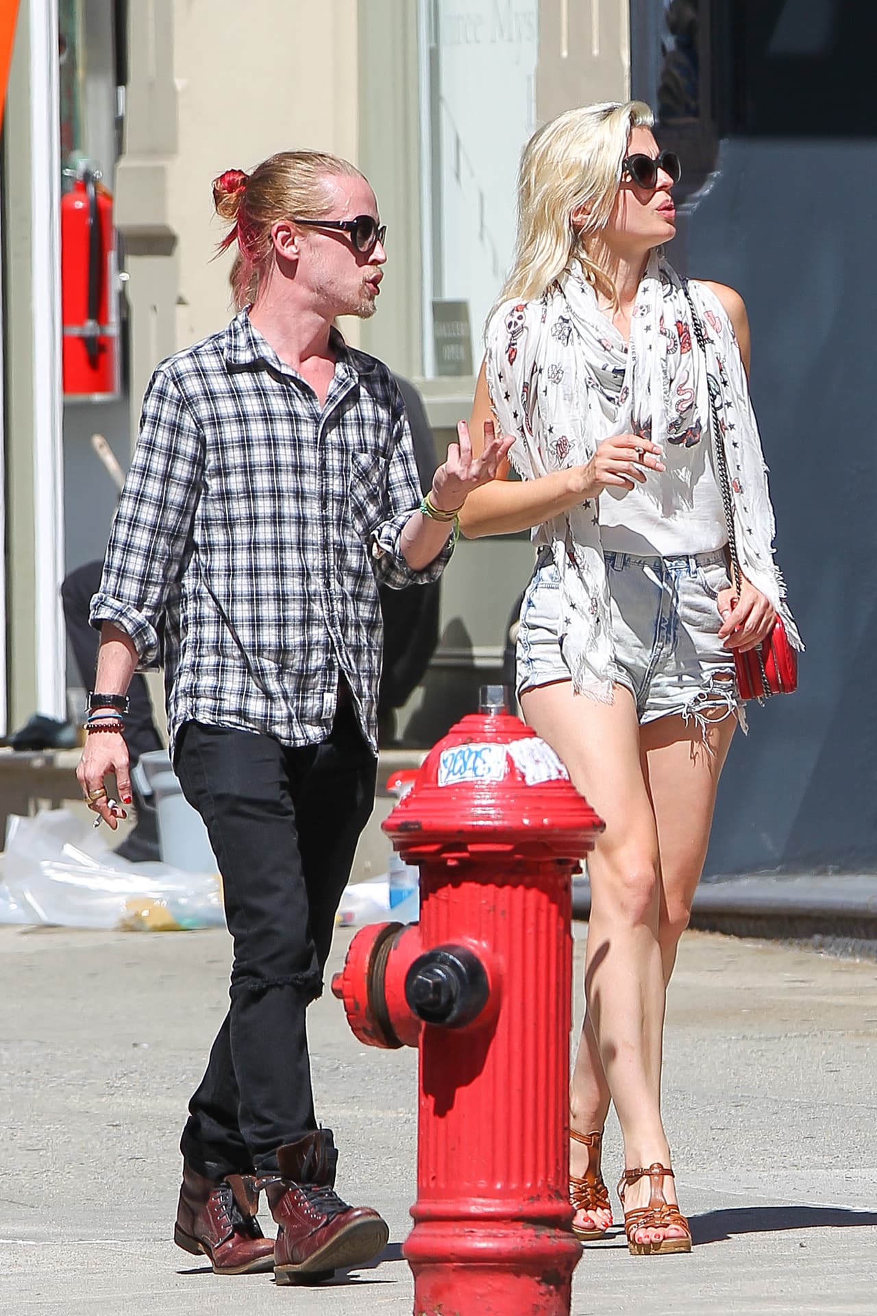 Tal parece que la abandonó por completo y prefirió inclinarse por la música.