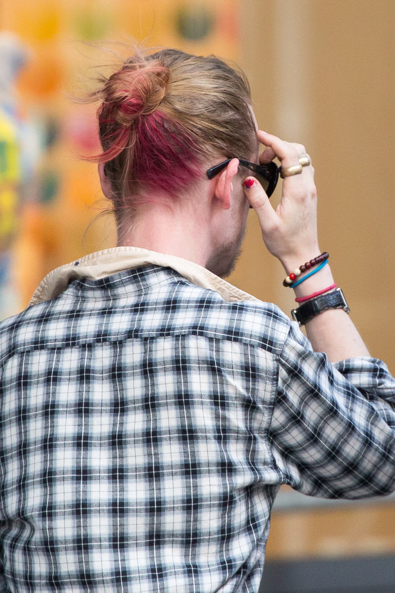 Ahora hasta le ha dado por teñir su cabello y pintarse sus ¿uñas?