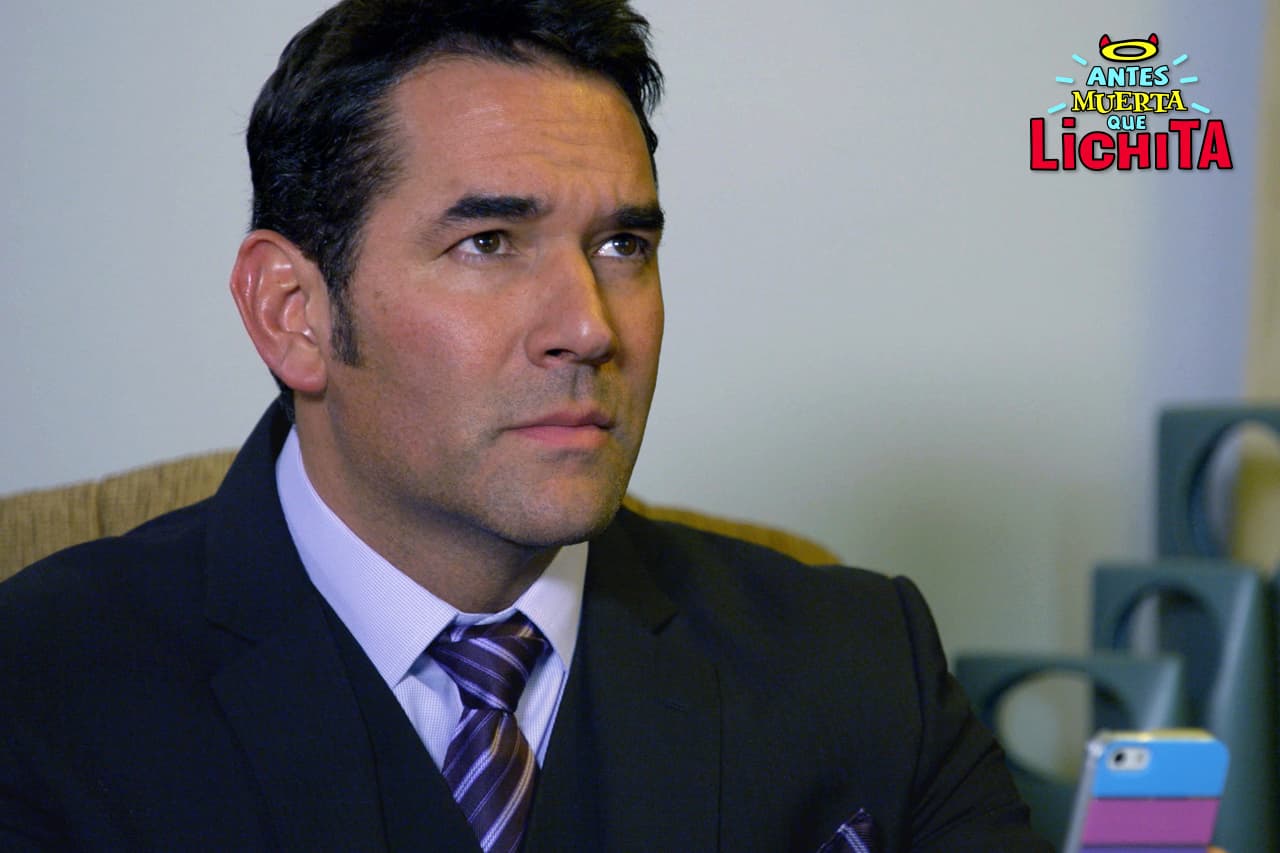 Luciana le muestra a Augusto las fotos que le tomó a Alicia.