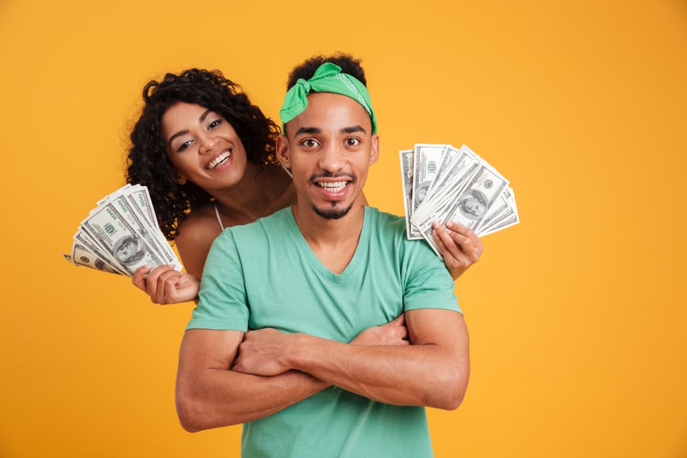 Después del día 20 estarás muy dinámico y activo, y el amor estará presente en tu vida y viene con dinerito, así que será un mes próspero y alegre.
<br>