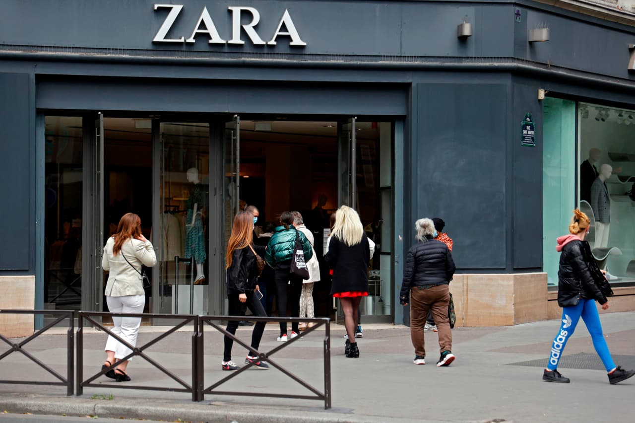 La empresa Inditex, dueña de la marca Zara, 
<a href="https://www.inditex.com/documents/10279/648111/Q1+2020+Results.doc.pdf/46dbf15a-26ff-a405-5e18-c41a90f647e1" target="_blank">anunció</a> el cierre de entre 1,000 y 1,200 tiendas en todo el mundo en los próximos dos años. Las ventas cayeron en un 44% en comparación con los números del 2019.