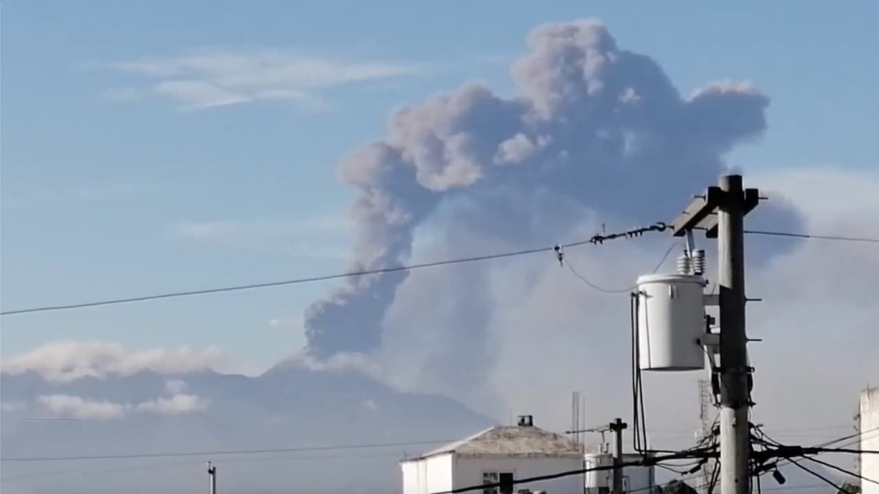<b>En video. </b>Flujos de lava y columnas de humo de más de 1,600 pies, así es la erupción del volcán que tiene en vilo a miles de guatemaltecos.