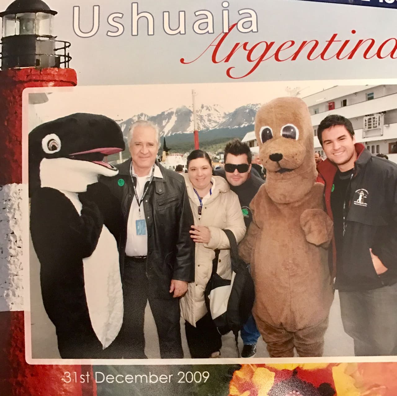 Carlo finalmente siguió los pasos de su padre y comenzó su carrera en la televisión.