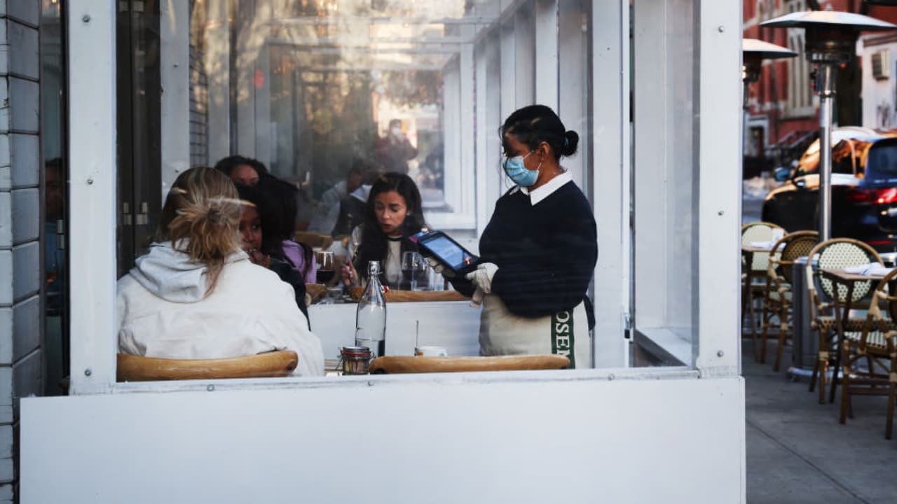 El gobernador de Texas, Greg Abbott, aseguró este martes que el estado debe regresar a la normalidad y, para ello, permitirá que los establecimientos retomen labores al 100% de su capacidad. Asimismo, el mandatario anuló la orden que hacía obligatorio el uso de mascarillas en el estado debido a la pandemia del coronavirus.