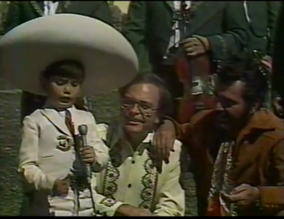 Alejandro Fernández hizo su primera participación desde el ‘Rancho de los Tres Potrillos’ a la edad de cinco años, y manejó muy bien su primera entrevista con Raúl Velasco.
<br>