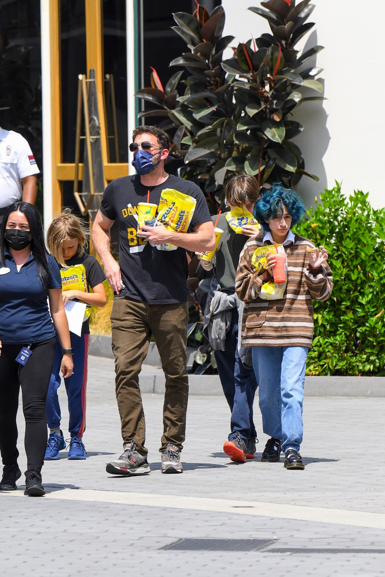 Ni Affleck ni López han confirmado de manera oficial que han retomado el romance, pero sus muestras de cariño públicas de las últimas semanas, incluido 
<b><a href="https://www.univision.com/famosos/jlo-besando-a-ben-affleck-fotos" target="_blank">un apasionado beso en la boca</a></b>, lo evidencian.