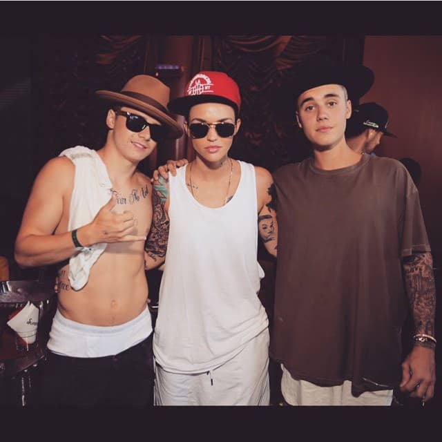 Su ‘outfit boyish’ lo logra usando accesorios relacionados con skaters, hiphoperos y raperos.