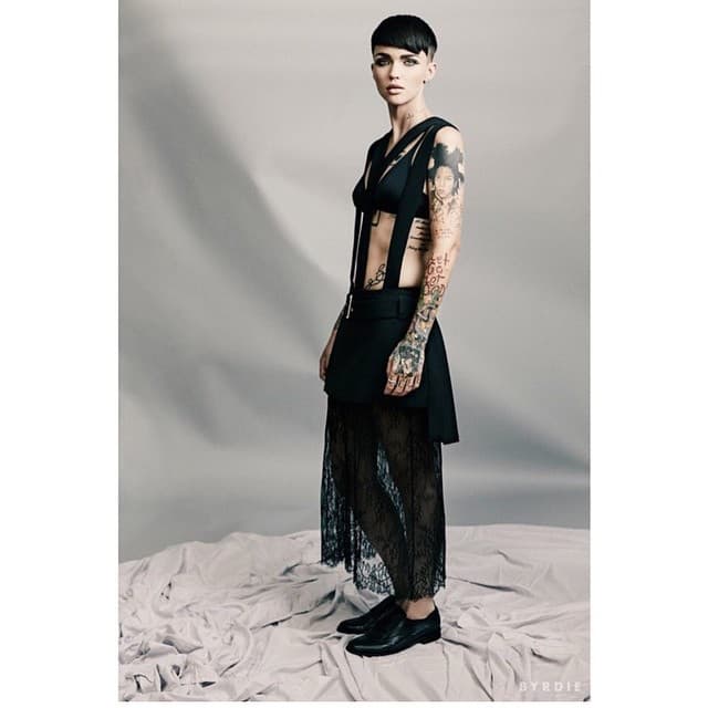 Las combina con otros accesorios o prendas.