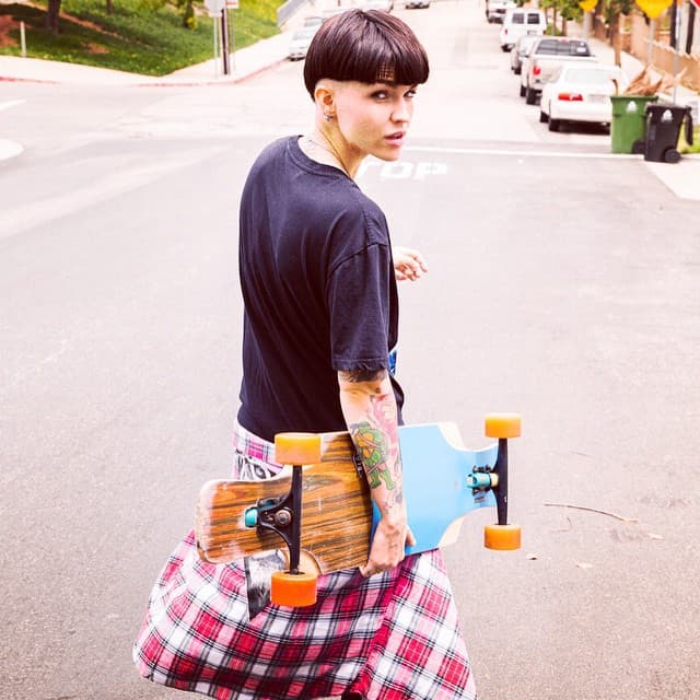 En su armario también hay jeans deslavados y desgastados, y camisetas de algodón sin mangas.