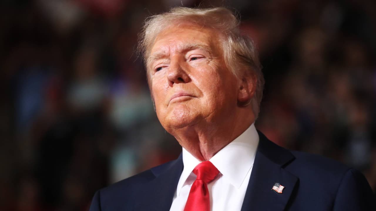 Jueza federal bloquea temporalmente gran parte de la drástica reducción de empleados del gobierno ordenada por Trump