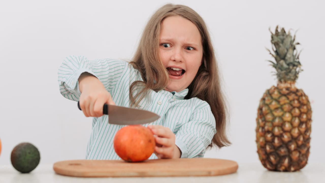 El peligro que se cierne sobre tu salud está relacionado con las manos por lo que debes ser muy cuidadoso cuando estés usando cuchillos o si trabajas con equipos manuales que pueden causar accidentes.