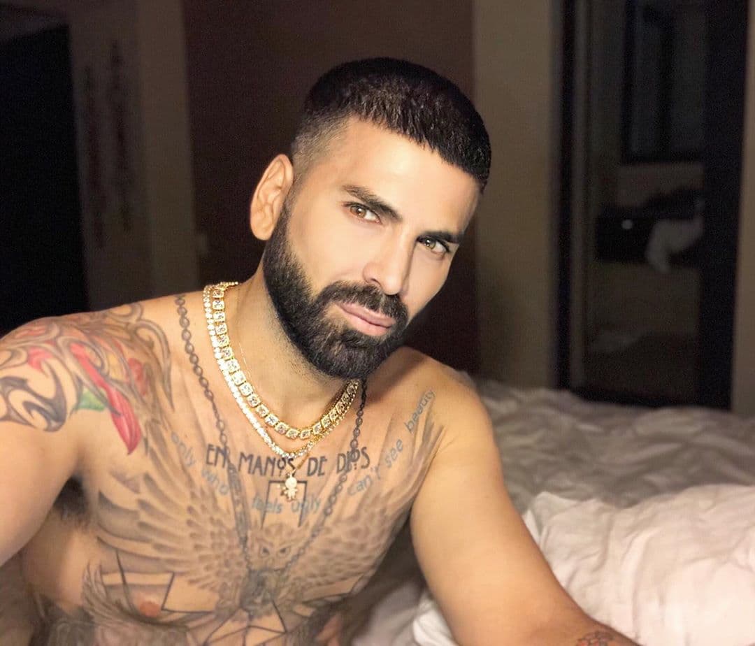 "Ahora sí 
<b><a href="https://www.univision.com/famosos/lo-desheredara-la-madre-de-jomari-goyso-ya-sabe-que-la-bloqueo-en-instagram-y-su-sobrina-aboga-por-ella-fotos">me deshereda</a></b> de verdad (me siento entre la espada y la pared)", comentó Goyso en la publicación donde compartió los mensajes anteriores.