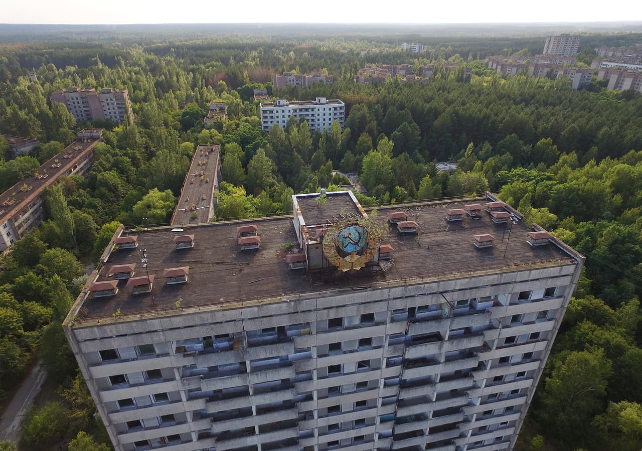 <b>Chernobyl, Ucrania.</b> En abril de 1986 ocurrió en una planta nuclear de esta ciudad de la antigua Unión Soviética uno de los accidentes más graves de la historia de este método de generación de energía. Una peligrosa cantidad de radiación se liberó sin control, lo que provocó la evacuación de al menos 115,000 personas que vivían en las zonas cercanas. Luego de más de 30 años después del accidente todavía continúan vacíos los edificios residenciales de la ciudad.