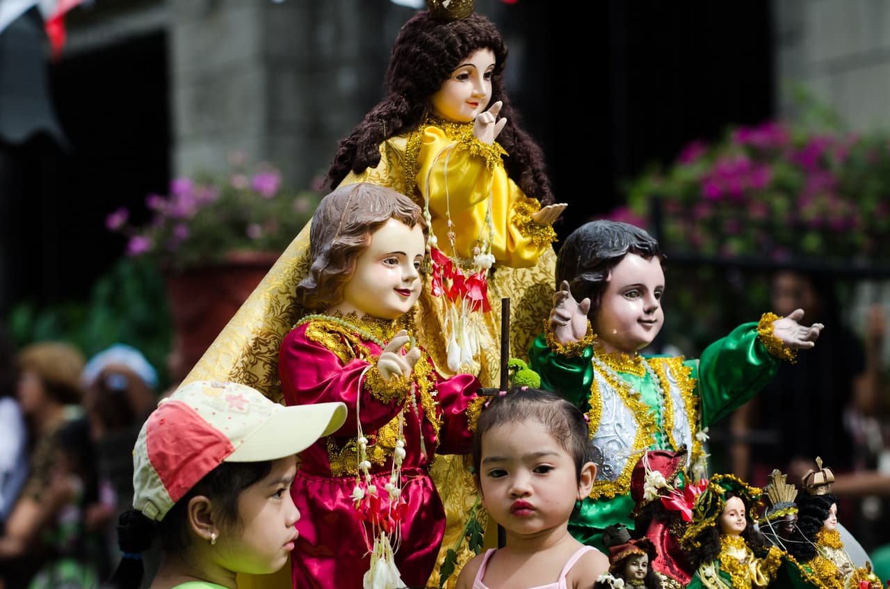Luego de que los reyes Fernando e Isabel expulsaron a los moros de España en 1492, la gente siguió invocando la ayuda de Nuestra Señora de Atocha y, por supuesto, a su Santo Niño. Cuando los españoles llegaron al Nuevo Mundo, trajeron con ellos esta devoción.