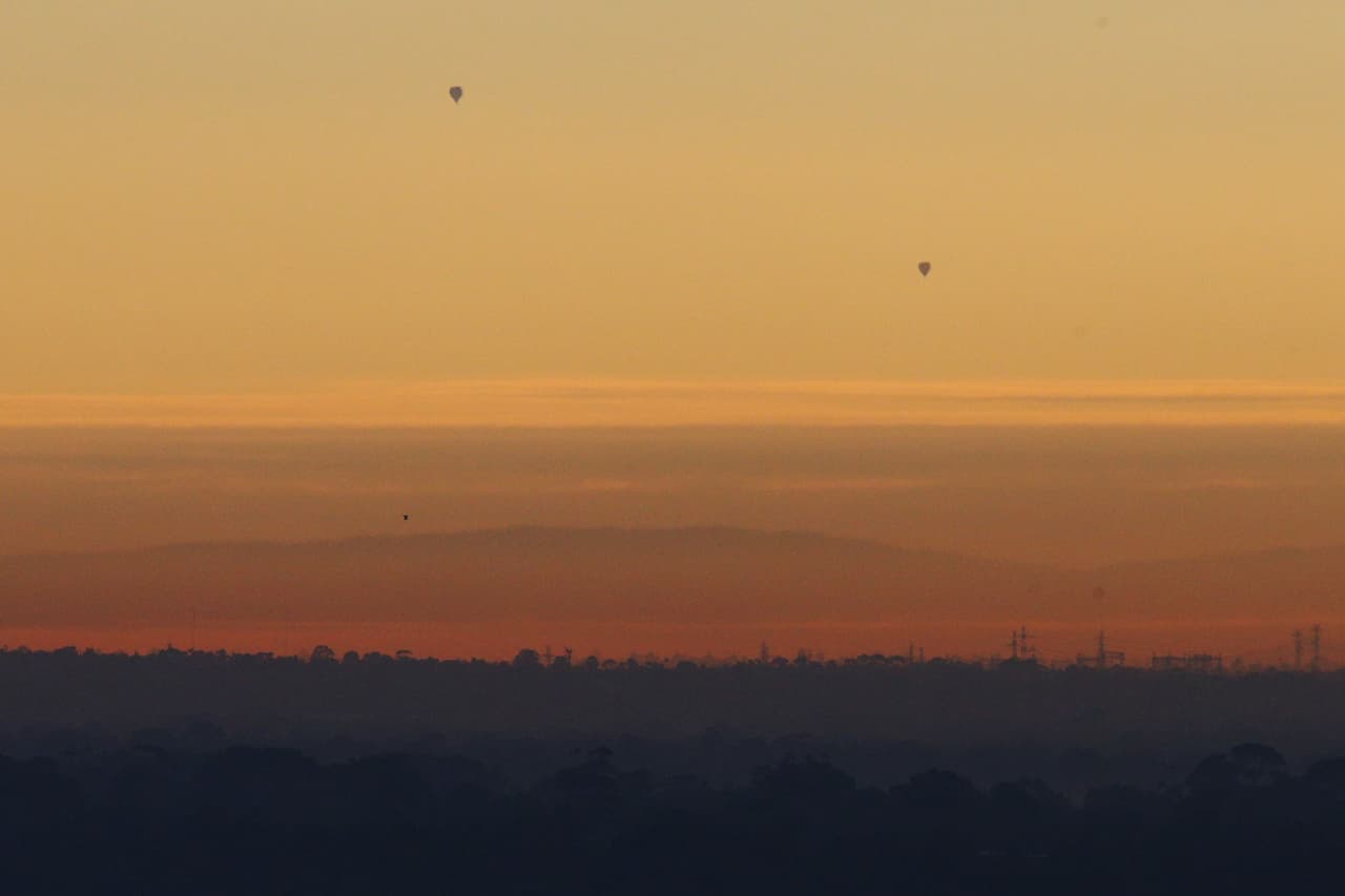 Eso aumenta el riesgo de muertes porque, cuando hay una altísima humedad, esta exacerba los efectos de las altas temperaturas, ya que cierra el sistema natural de refrigeración del cuerpo, evitando la evaporación del sudor. En Melbourne, Asutralia, usan el calor para elevar globos aerostáticos.