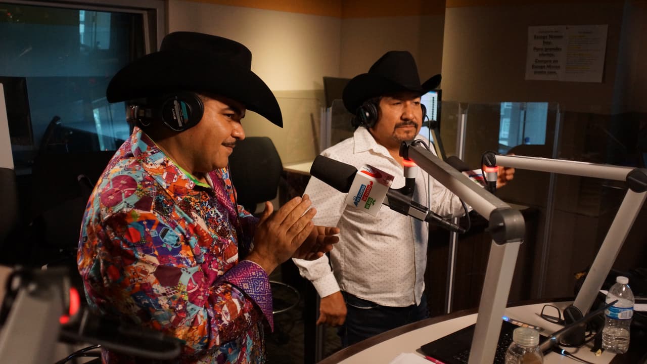 Chuy Lizarraga estreno su canción 'Casada o no' al lado de 'El Bueno, La Mala y El Feo'.