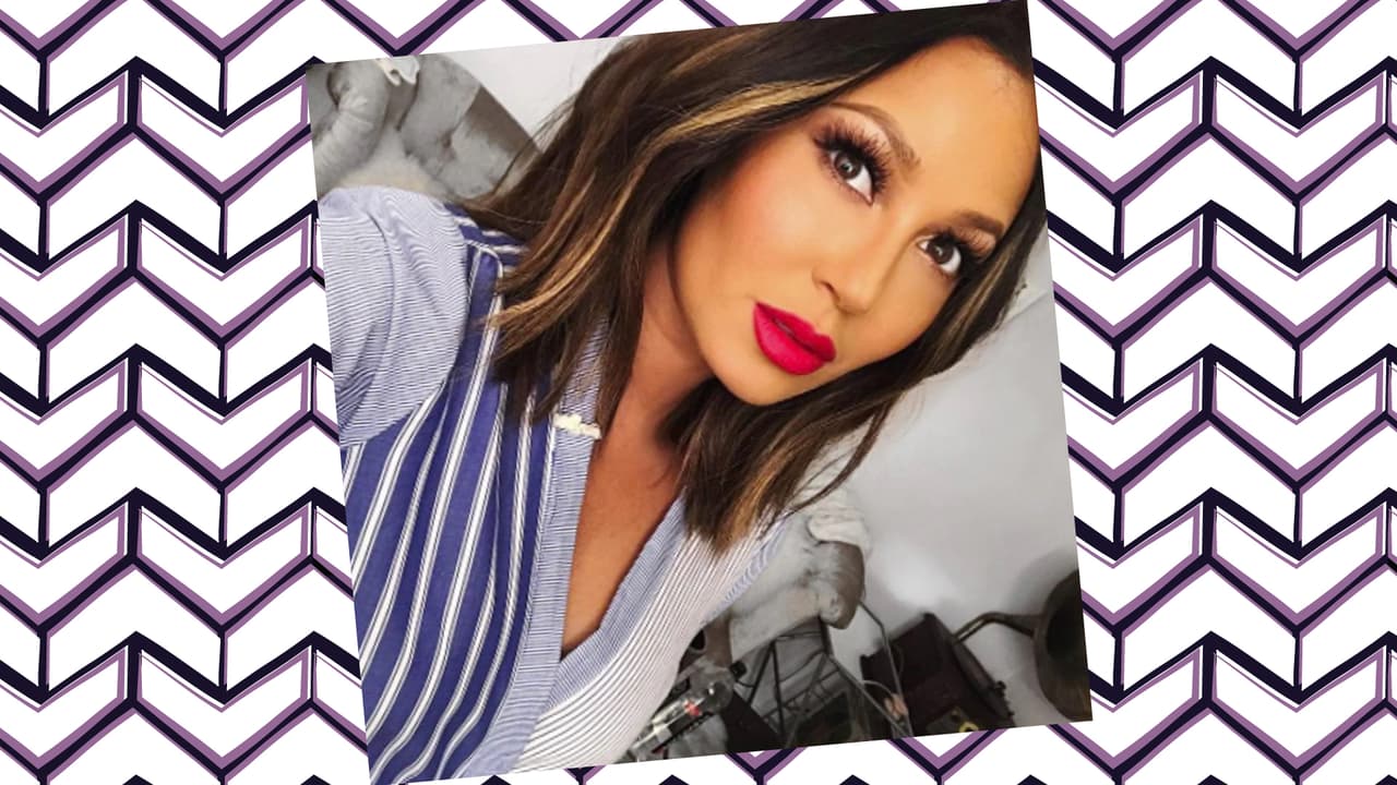 Jazmín y Adrianne parecen hermanas. Las dos cantan, bailan y aman los selfies. No dejes que las raíces mexicanas fool you. Jazmín también tiene sabrosura, muy al estilo de las raíces cubanas de Adrianne. Y guess what? Las dos han participado en shows de Univision: Jazmín lo hizo con Latinas VIP y Adrianne fue una de las invitadas en la segunda temporada de Mira Quién Baila.