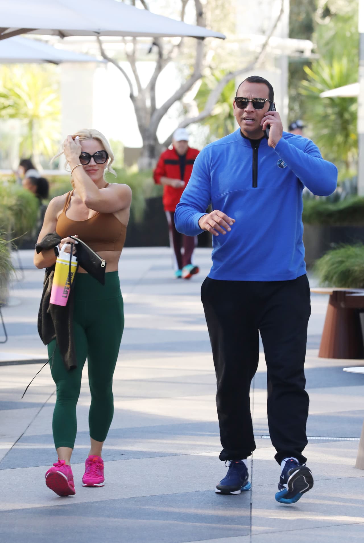 La pareja comenzó a ser vinculada en octubre pasado cuando US Weekly lo reportó.
<br>