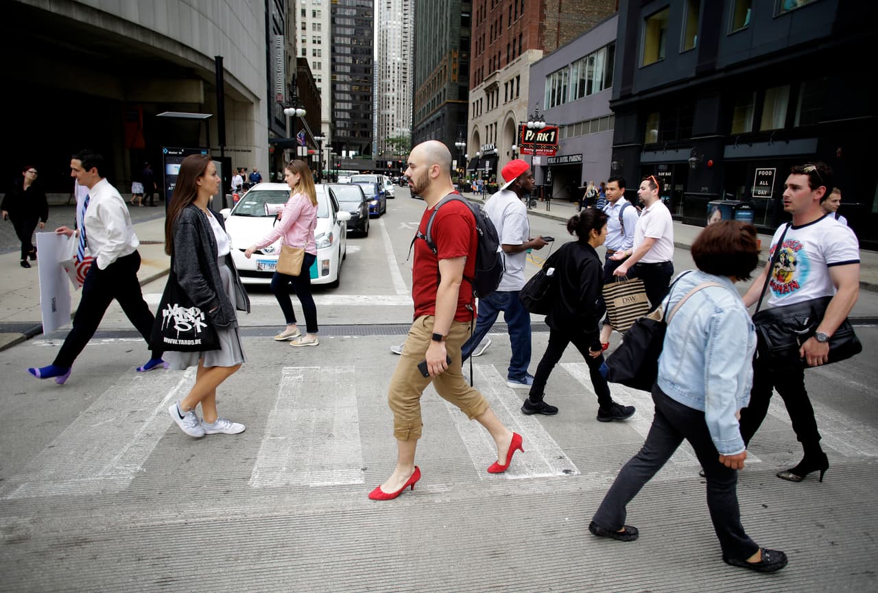 El abogado Scott Betnstein camina en zapatos de tacón alto por el centro de Chicago en esta protesta organizada por la Asociación de Abogados de Chicago.