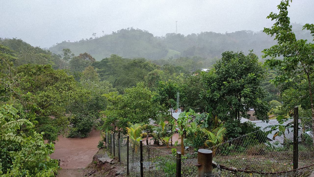Iota llegó a la costa a solo 25 kilómetros (15 millas) al sur de donde el huracán Eta tocó tierra el 3 de noviembre, también como una tormenta de categoría 4. Las lluvias torrenciales de Eta saturaron el suelo de la región, dejándolo propenso a nuevos deslizamientos de tierra e inundaciones. 
<br>