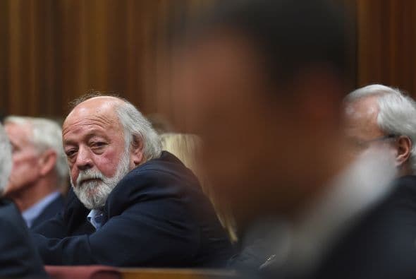 En cambio Barry Steenkamp, padre de la modelo asesinada Reeva Steenkamp, miraba fijamente al agresor de su hija.