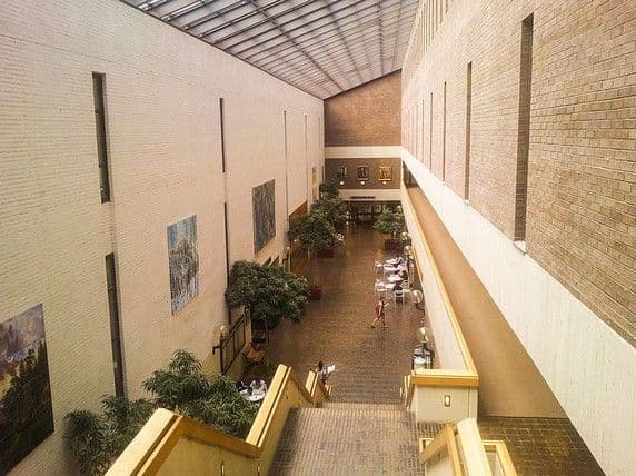 4 - State University of New York-Stony Brook University - El 50% del presupuesto para alimentos se gasta en productos locales u orgánicos, y tiene una estación de tren en el campus.